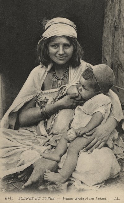 Mujer árabe alimentando a su bebé de French Photographer